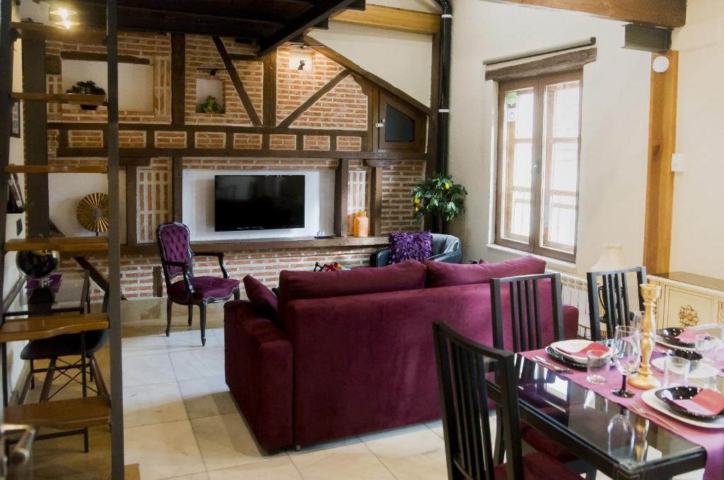 A television and/or entertainment centre at Espectacular apartamento junto a la Plaza Mayor by My Home in Salamanca