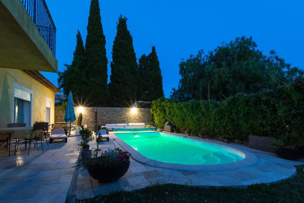 una piscina in un cortile posteriore di notte di Villa de la Terre Blanche a Sanary-sur-Mer