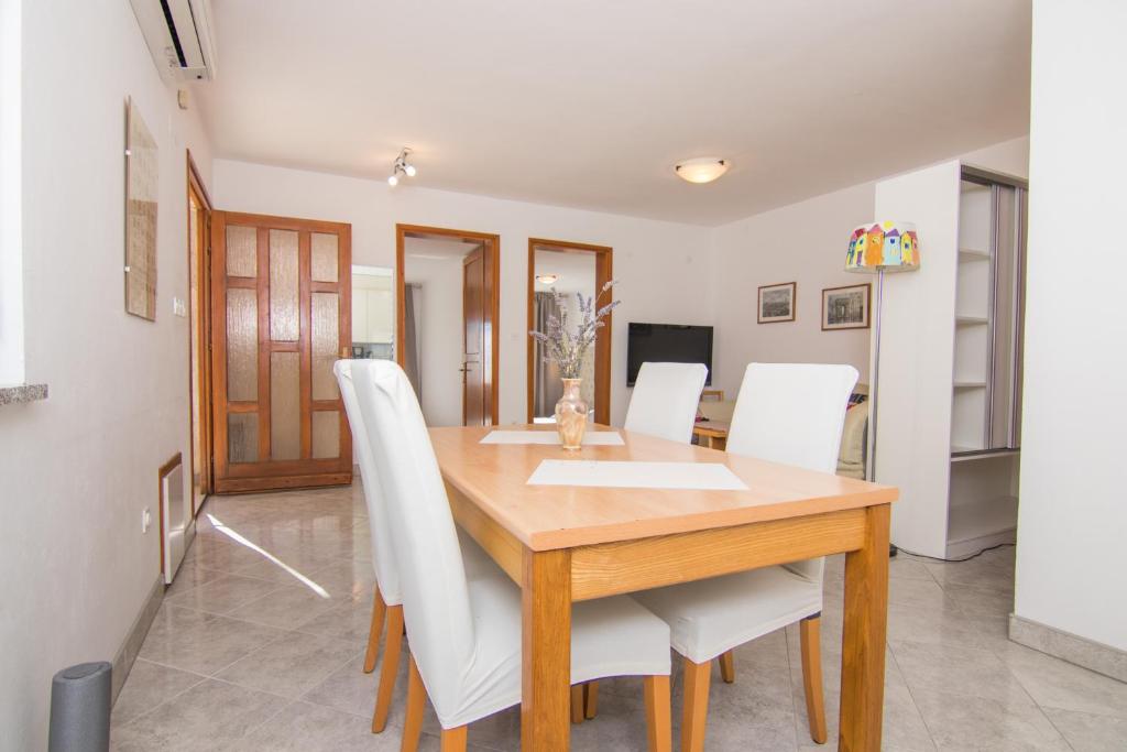 Kuchyňa alebo kuchynka v ubytovaní Apartmani VILLA KALINIC
