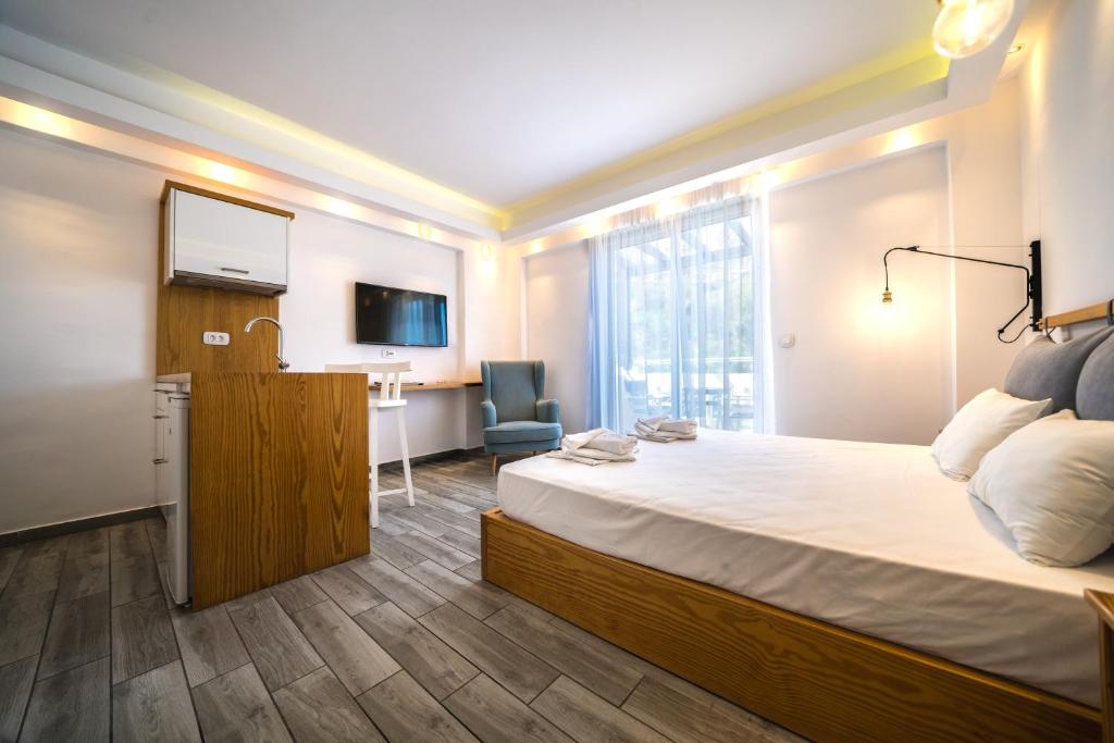 Telewizja i/lub zestaw kina domowego w obiekcie Porto Kalamaki Hotel
