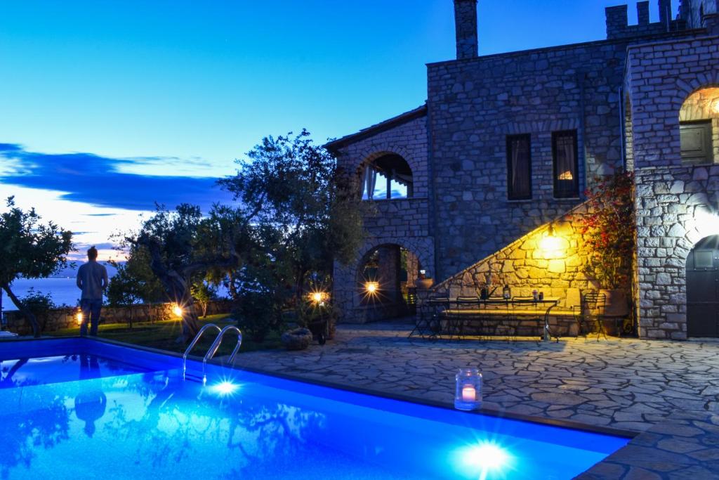 Bazén v ubytování Majestic Chateau - Spectacular Seascapes & Pool nebo v jeho okolí