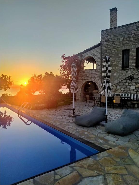 Bazén v ubytování Majestic Chateau - Spectacular Seascapes & Pool nebo v jeho okolí