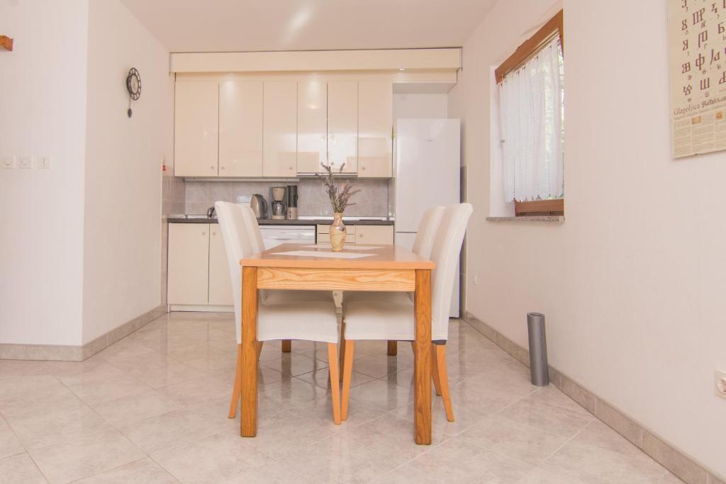Kuchyňa alebo kuchynka v ubytovaní Apartmani VILLA KALINIC