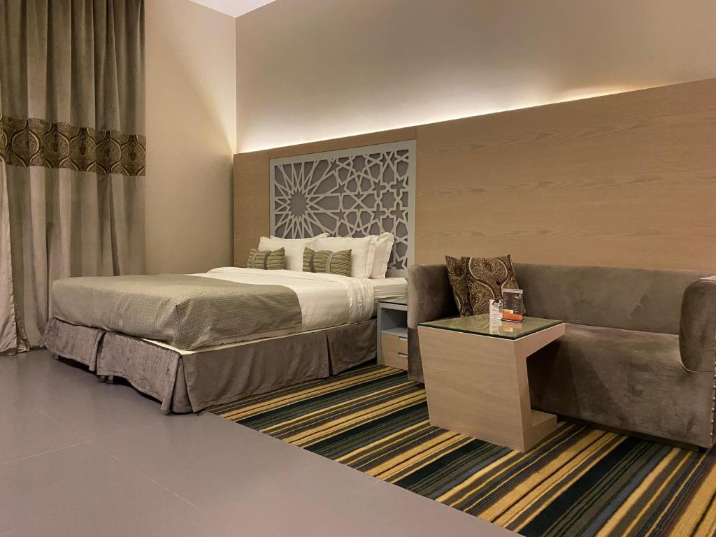 Postel nebo postele na pokoji v ubytování Ewaa Express Hotel - Al Hamra