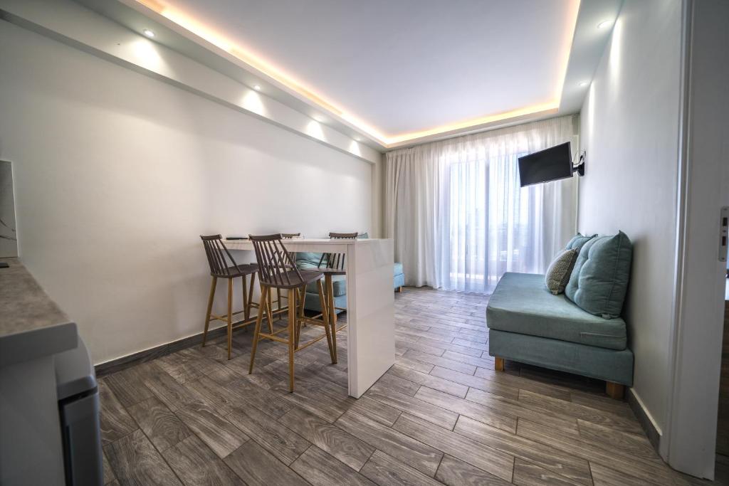 Telewizja i/lub zestaw kina domowego w obiekcie Porto Kalamaki Hotel