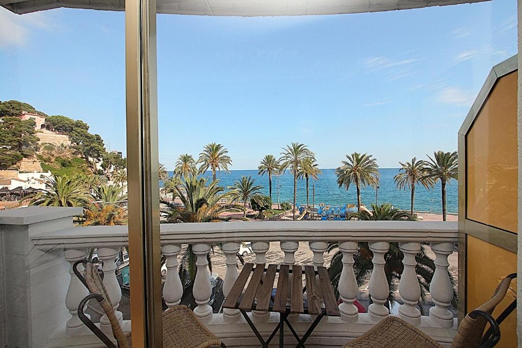 balcone con vista sull'oceano e sulle palme di Apartaments Nàutic a Lloret de Mar