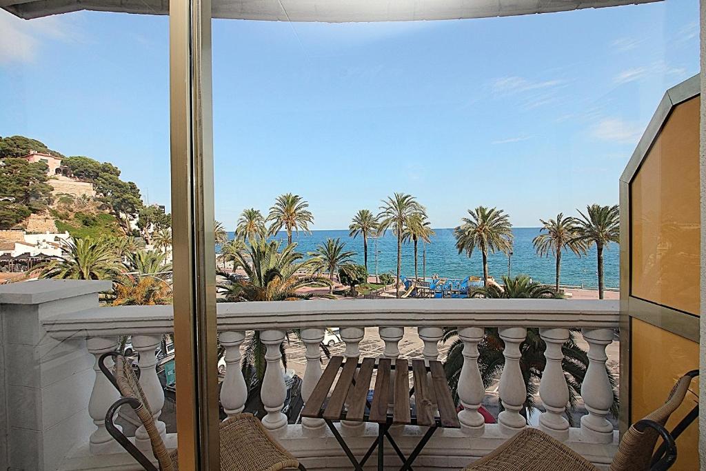 羅列特海岸的住宿－Apartaments Nàutic，阳台享有大海和棕榈树的景致。