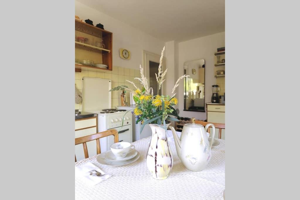 una cocina con una mesa con dos jarrones. en Dimai House 1950s, en Hohenems