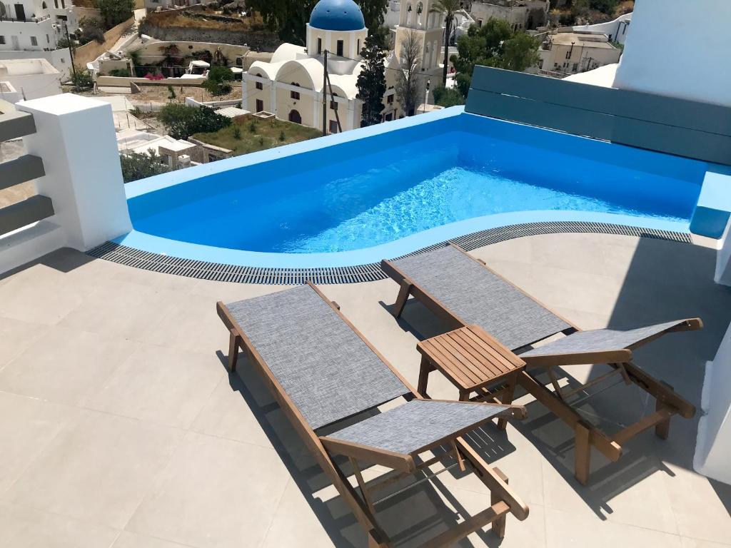 Bazén v ubytování Amphitrite Suites Santorini nebo v jeho okolí