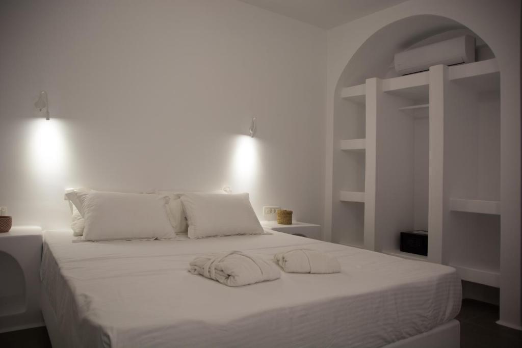 Postel nebo postele na pokoji v ubytování Amphitrite Suites Santorini