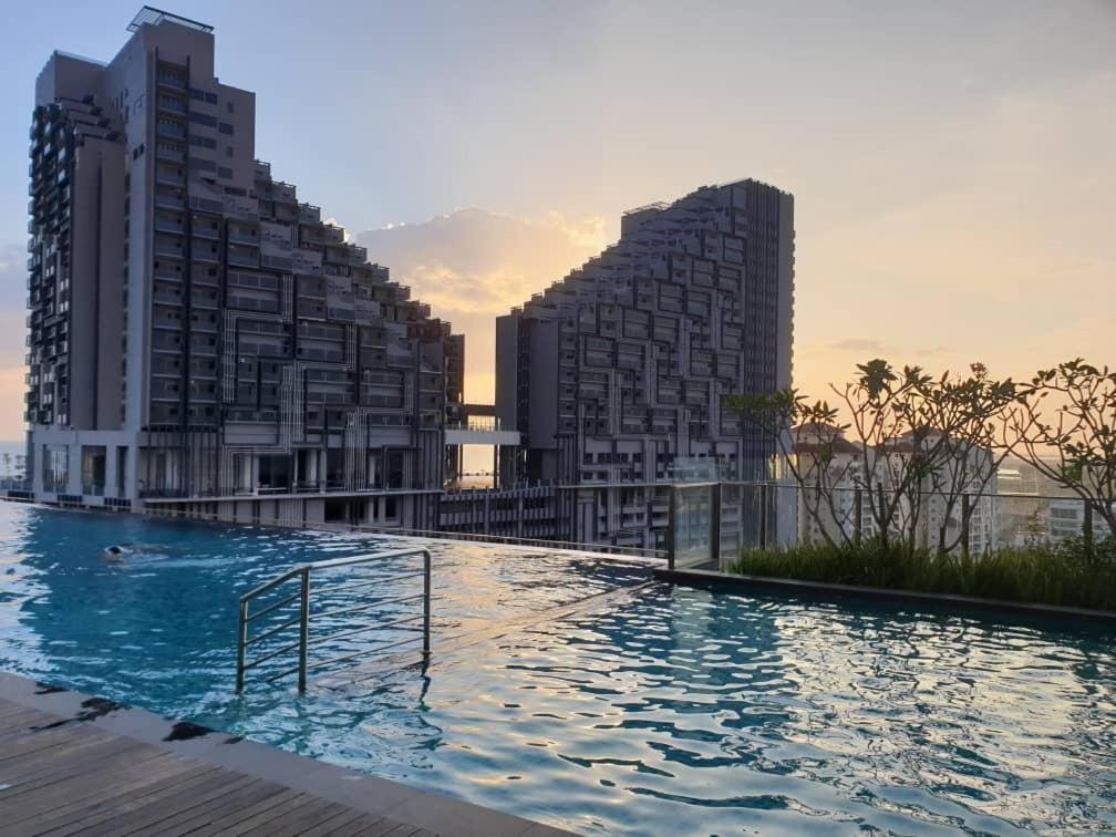 een zwembad voor twee hoge gebouwen bij Imperio Residence City View in Melaka