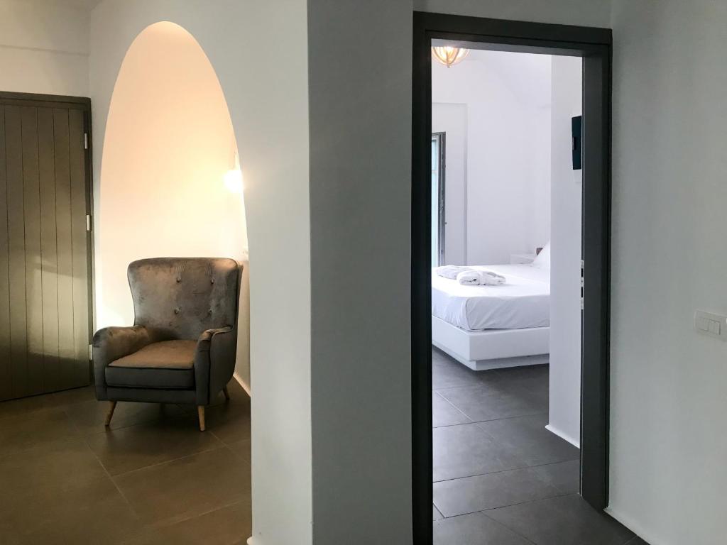 Postel nebo postele na pokoji v ubytování Amphitrite Suites Santorini
