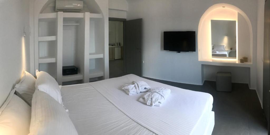 Postel nebo postele na pokoji v ubytování Amphitrite Suites Santorini