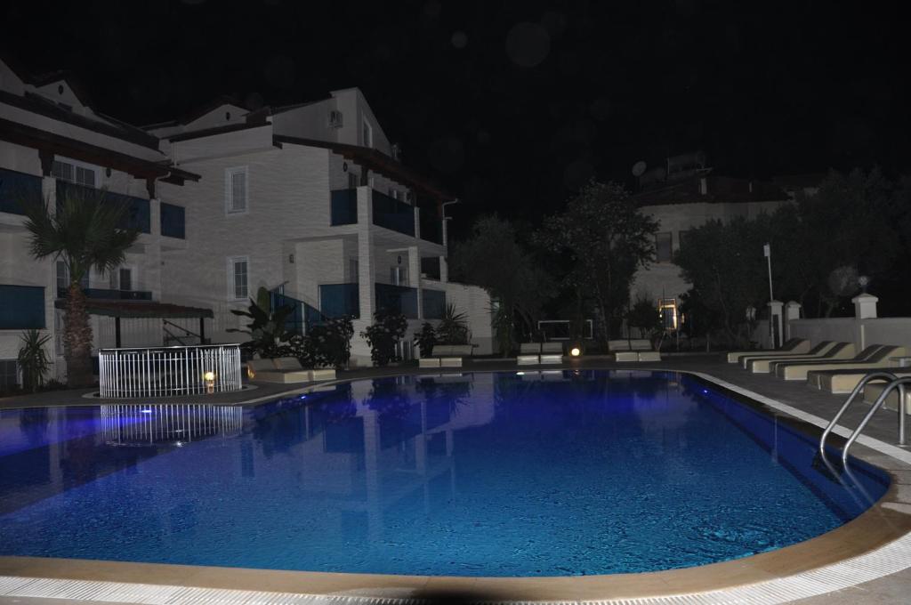 Bazén v ubytování Tayfun Apart Hotel nebo v jeho okolí