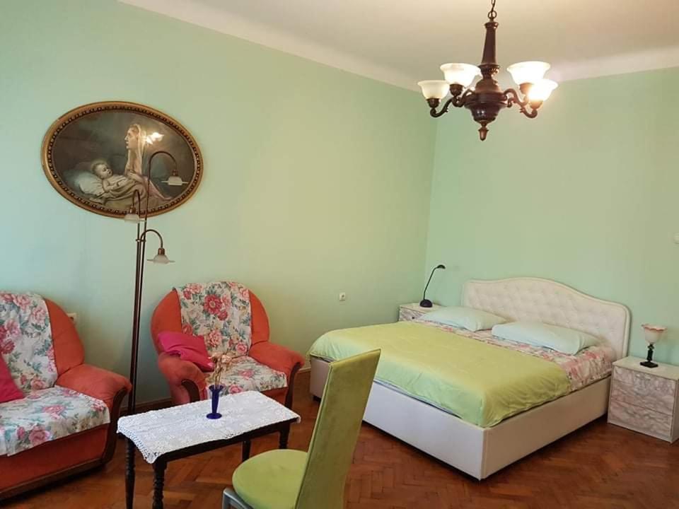 1 dormitorio con 1 cama, 2 sillas y mesa en Soba Marinko en Rijeka