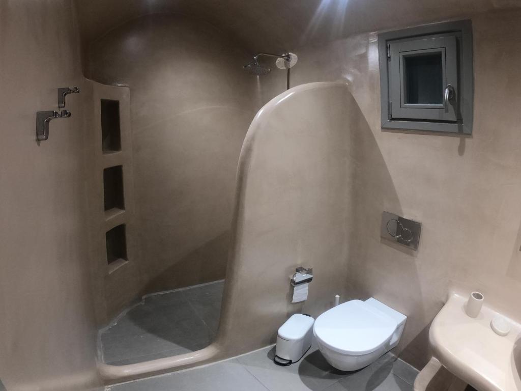 Koupelna v ubytování Amphitrite Suites Santorini