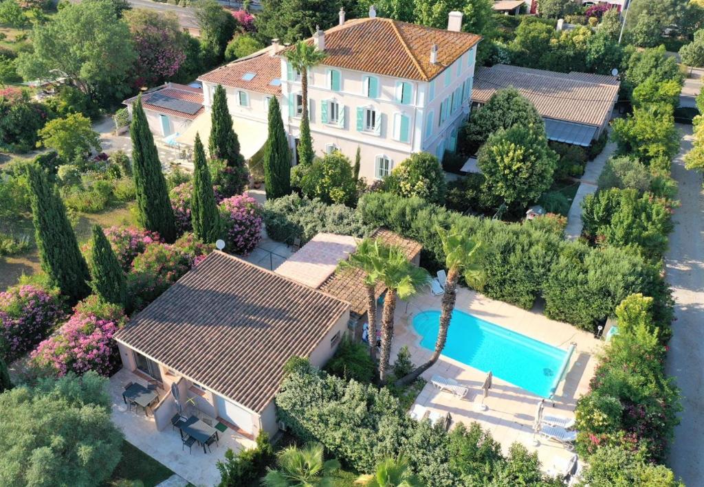 an aerial view of a house with a swimming pool at Domaine de l'Aufrene in Hyères