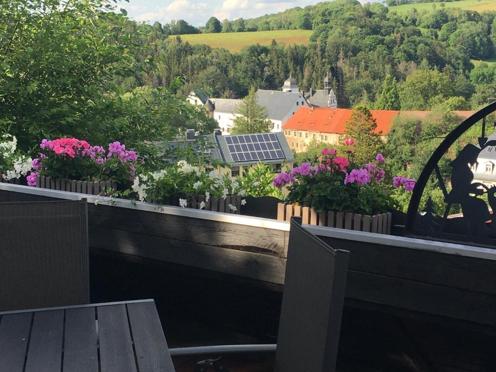 einen Balkon mit Blumen und Stadtblick in der Unterkunft Schlossblick Lauenstein in Lauenstein