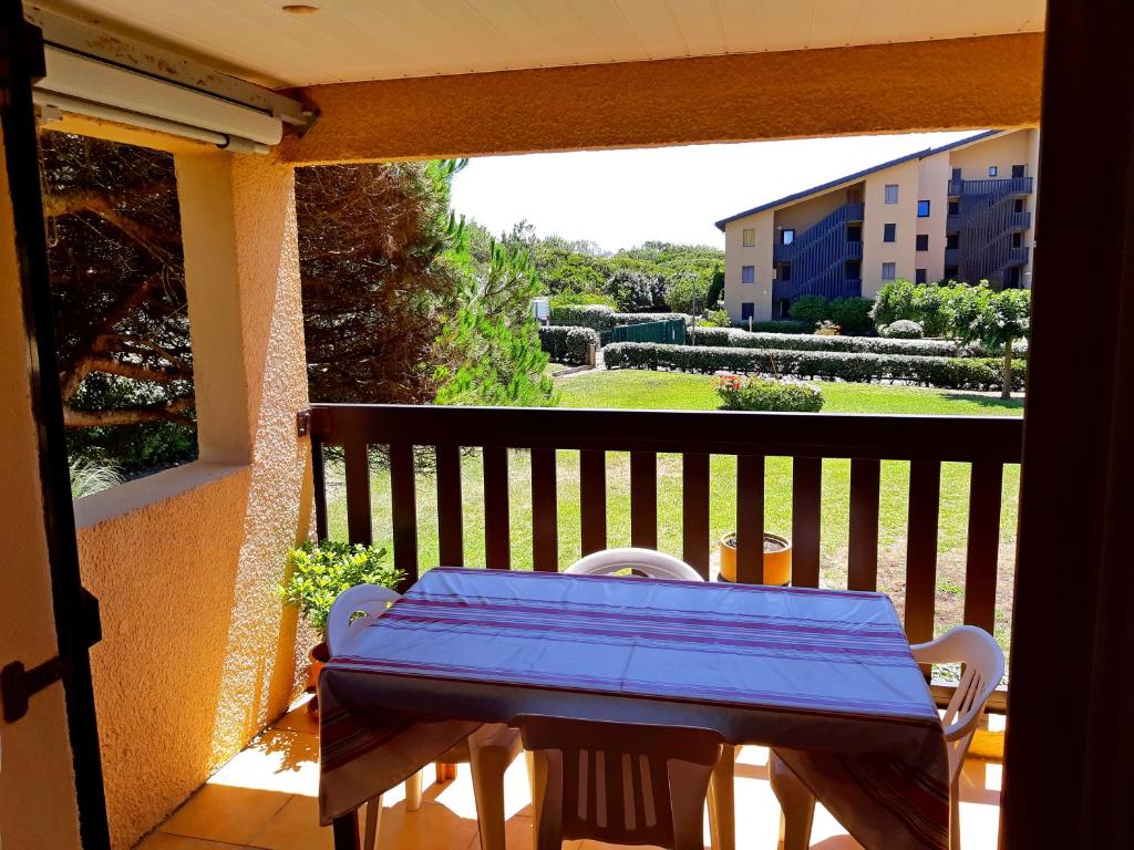 une table bleue sur un balcon avec vue dans l'établissement Séjour zen entre océan et forêt, à Seignosse