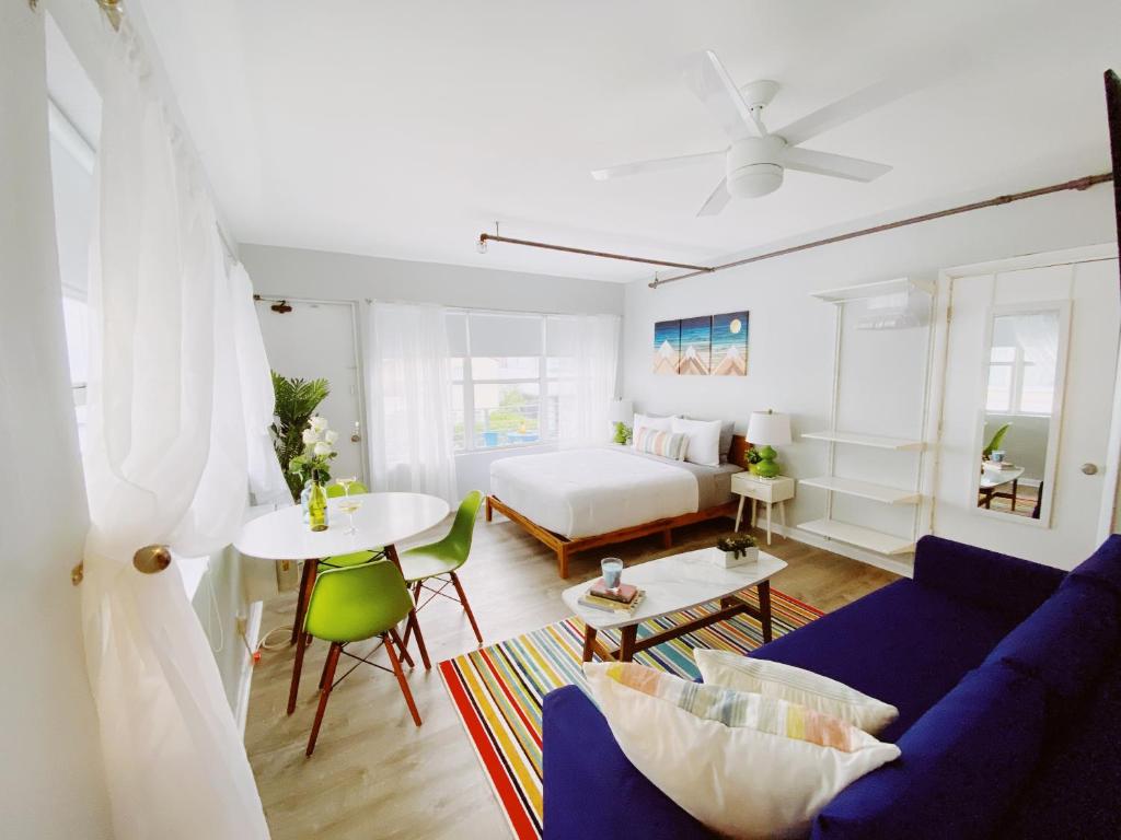 Sala de estar con sofá, cama y mesa en Rock Apartments by Lowkl en Miami Beach