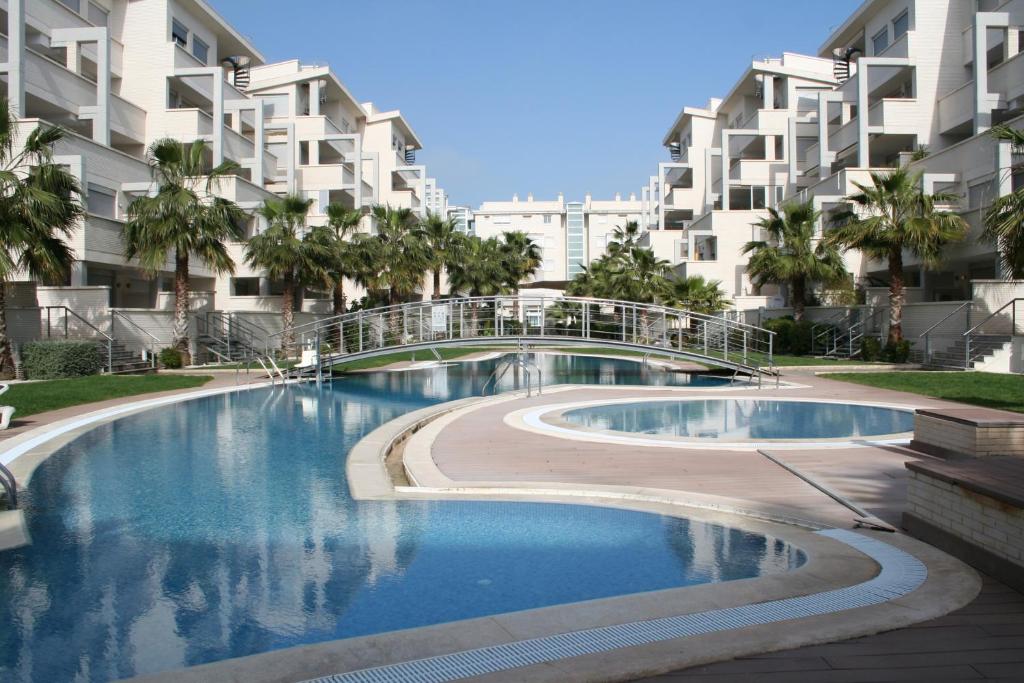 una piscina di fronte ad alcuni edifici di appartamenti di Elegance 2-Serviden a Denia