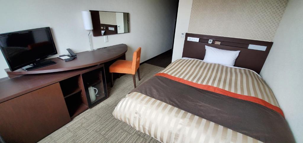 Postel nebo postele na pokoji v ubytování Kochi Hotel