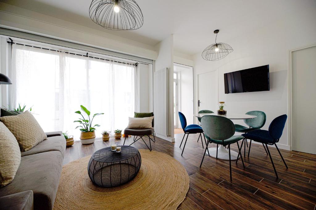 un salon avec un canapé, une table et des chaises dans l'établissement Luxury home near Tour Eiffel, à Paris