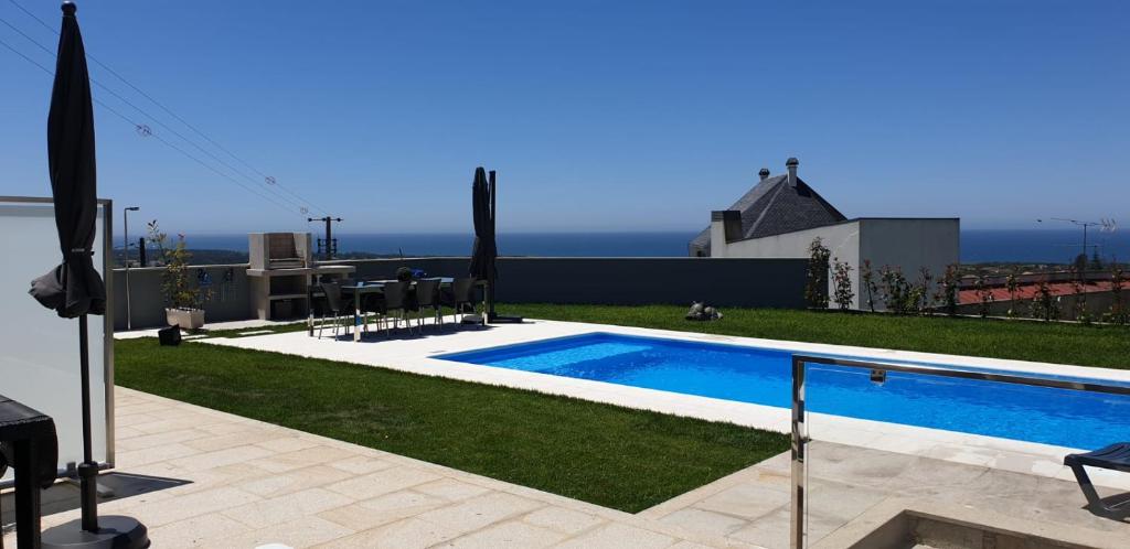 ein Swimmingpool auf dem Dach eines Hauses in der Unterkunft Santiago 2 in Castelo do Neiva