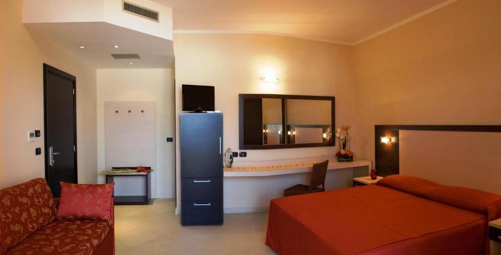 Hotel Risberg في غالّيبولي: غرفة معيشة مع سرير ومرآة
