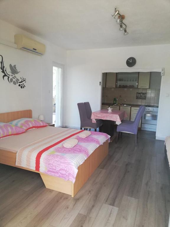 Postel nebo postele na pokoji v ubytování Apartments Sun & Sea