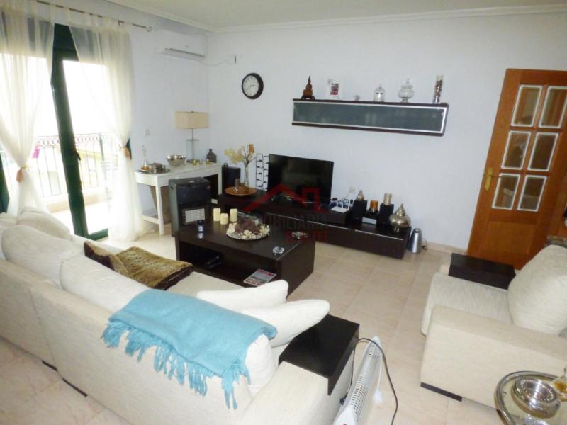 ein Wohnzimmer mit einem weißen Sofa und einem Tisch in der Unterkunft Overnachtingen in El-Altet in El Altet