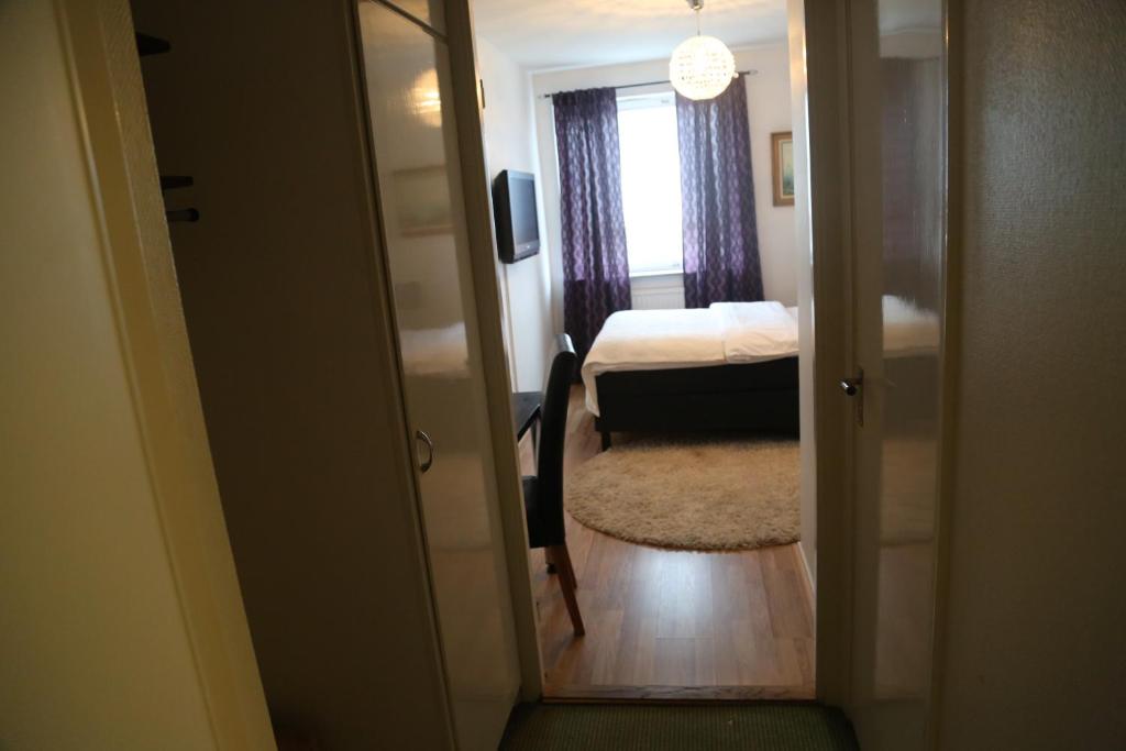 Postel nebo postele na pokoji v ubytování Vingåker Hotell