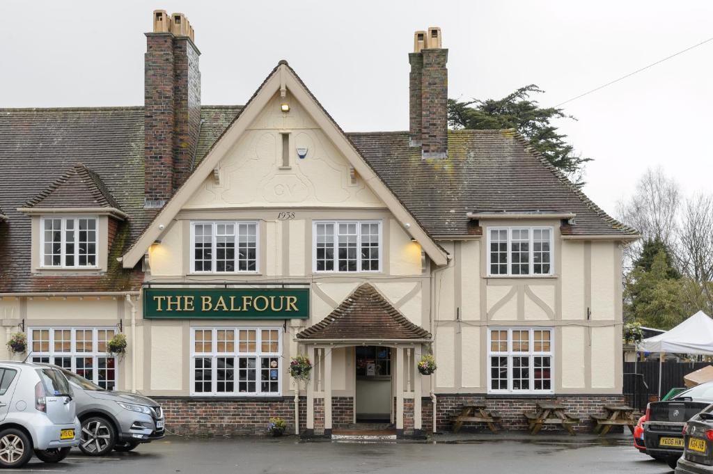 um edifício com um sinal que lê a bola em Balfour Arms em Sidmouth