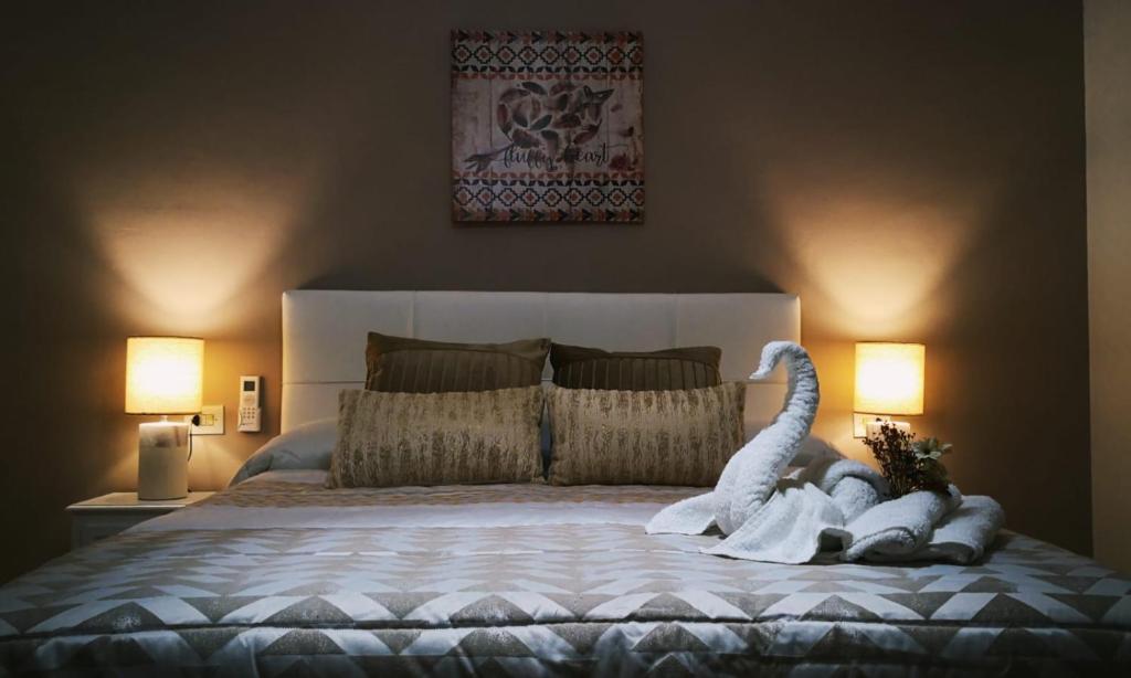 een slaapkamer met een bed met twee knuffels erop bij Medina Baguh (VFT) in Priego de Córdoba