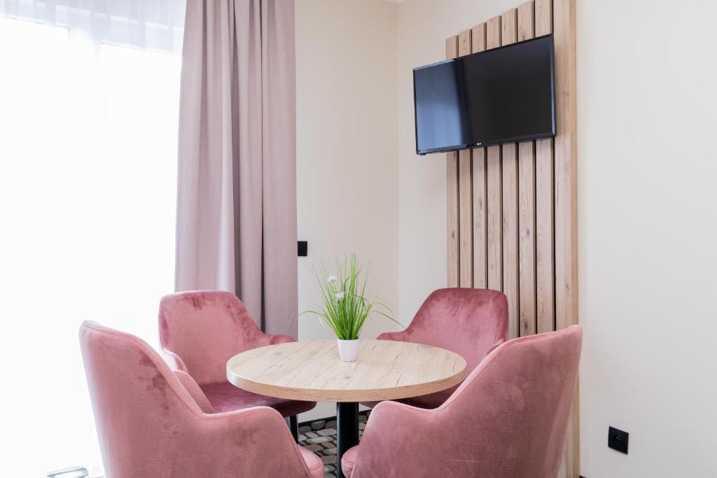 Televízia a/alebo spoločenská miestnosť v ubytovaní Flamingo