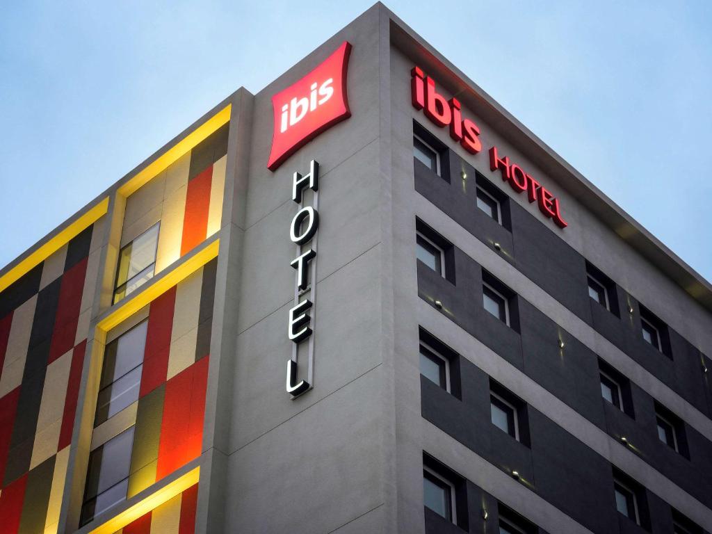 um edifício com um sinal na lateral em ibis Trujillo em Trujillo