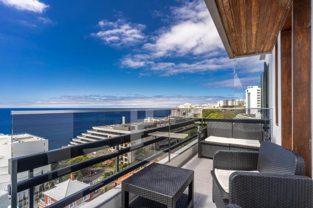 een balkon met stoelen en uitzicht op de oceaan bij Monumental Apartment in Funchal