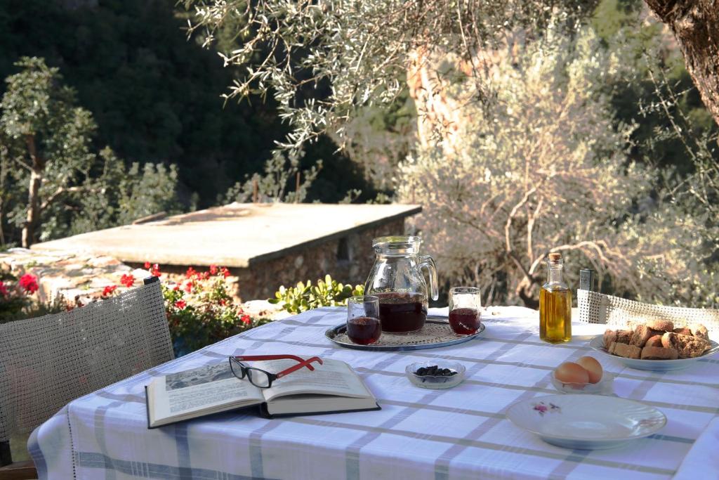 einen Tisch mit einem Buch und etwas Essen drauf in der Unterkunft Kleanthi's House in Chania