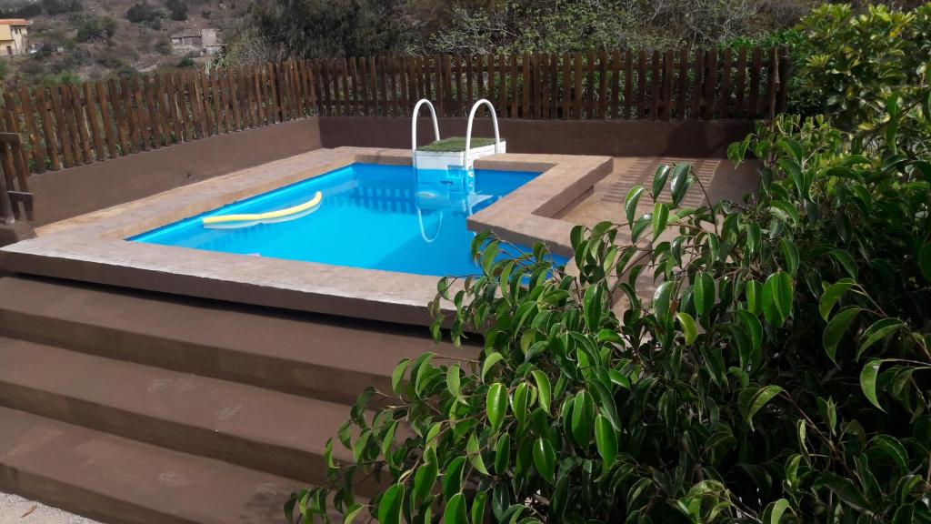 - une piscine avec deux robinets dans la cour dans l'établissement Holiday Home El Brezal, à El Palmital