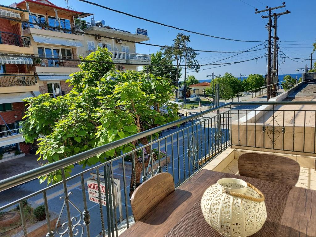 een balkon met een vaas op een tafel bij Apartment on main pedestrian street with view in Nea Kalikratia