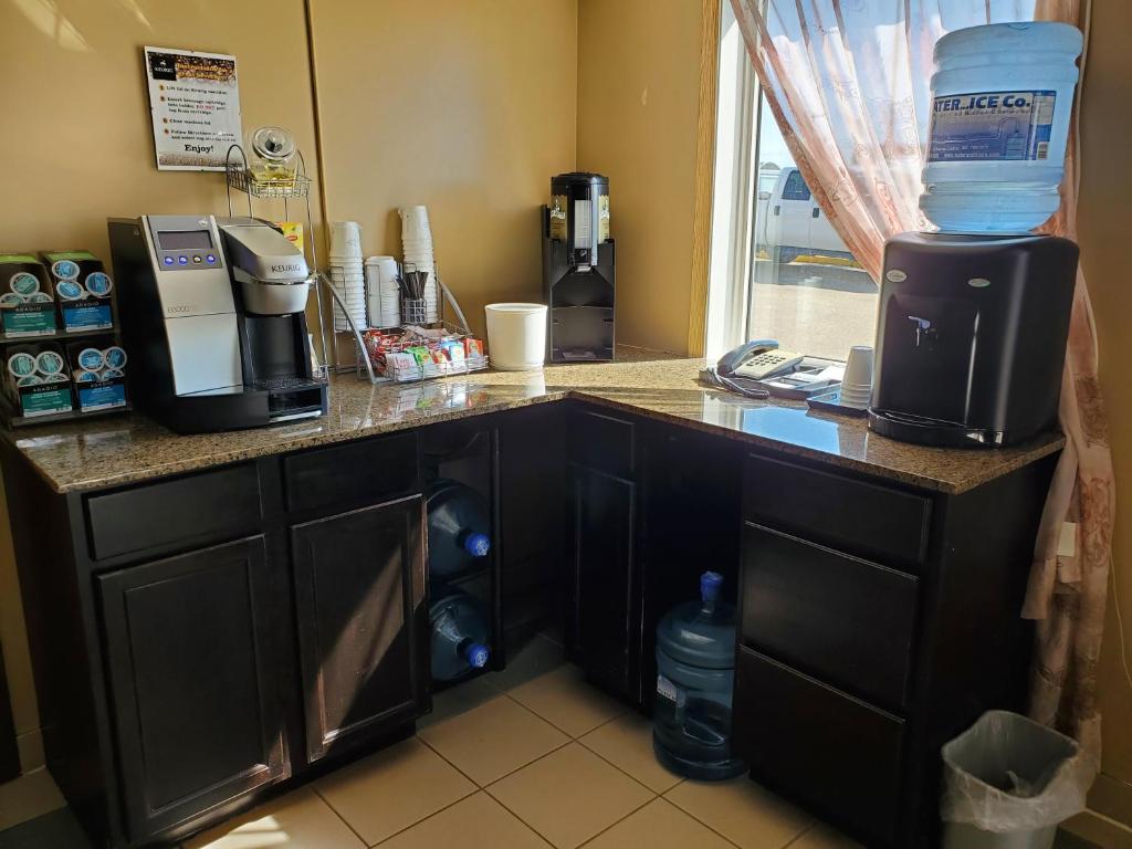 Una cocina o kitchenette en Super 8 by Wyndham Edmonton International Airport