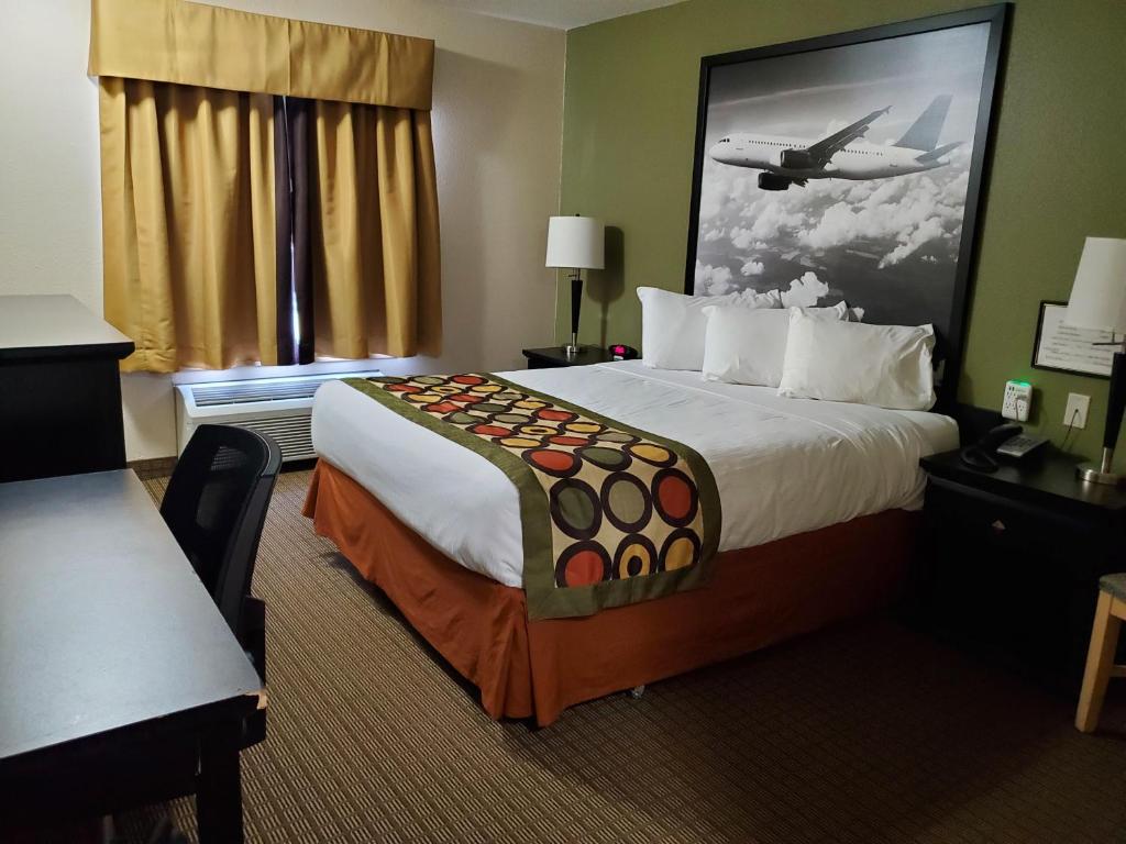 Una cama o camas en una habitación de Super 8 by Wyndham Edmonton International Airport