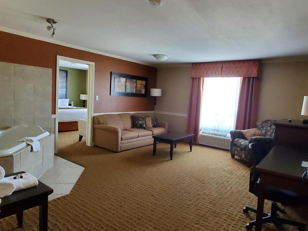 Un lugar para sentarse en Super 8 by Wyndham Edmonton International Airport