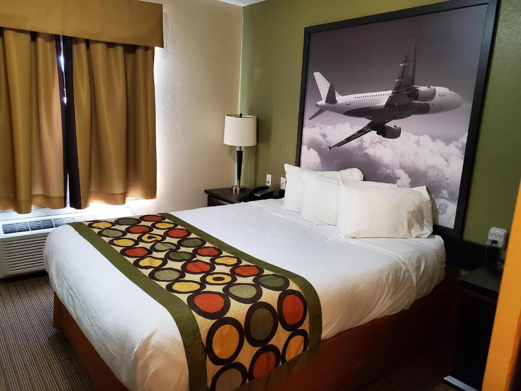 Una cama o camas en una habitación de Super 8 by Wyndham Edmonton International Airport