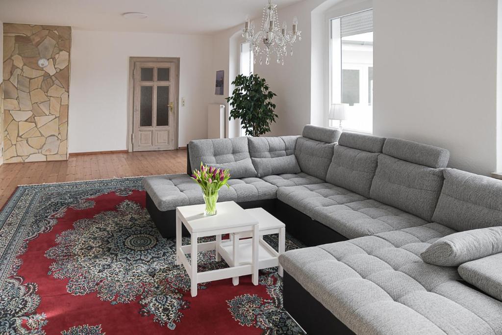 ein Wohnzimmer mit einem Sofa und einem Tisch in der Unterkunft Appartement Schloßstraße in Ballenstedt