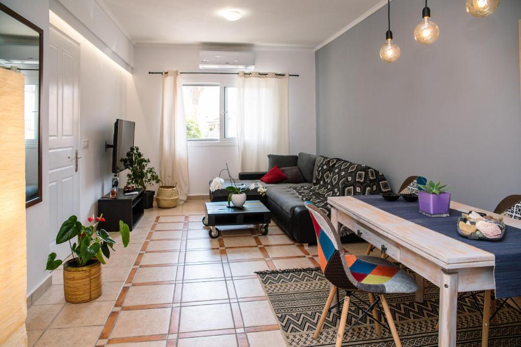 un soggiorno con divano e tavolo di Mint Apartment Zakynthos Town Center a Città di Zante