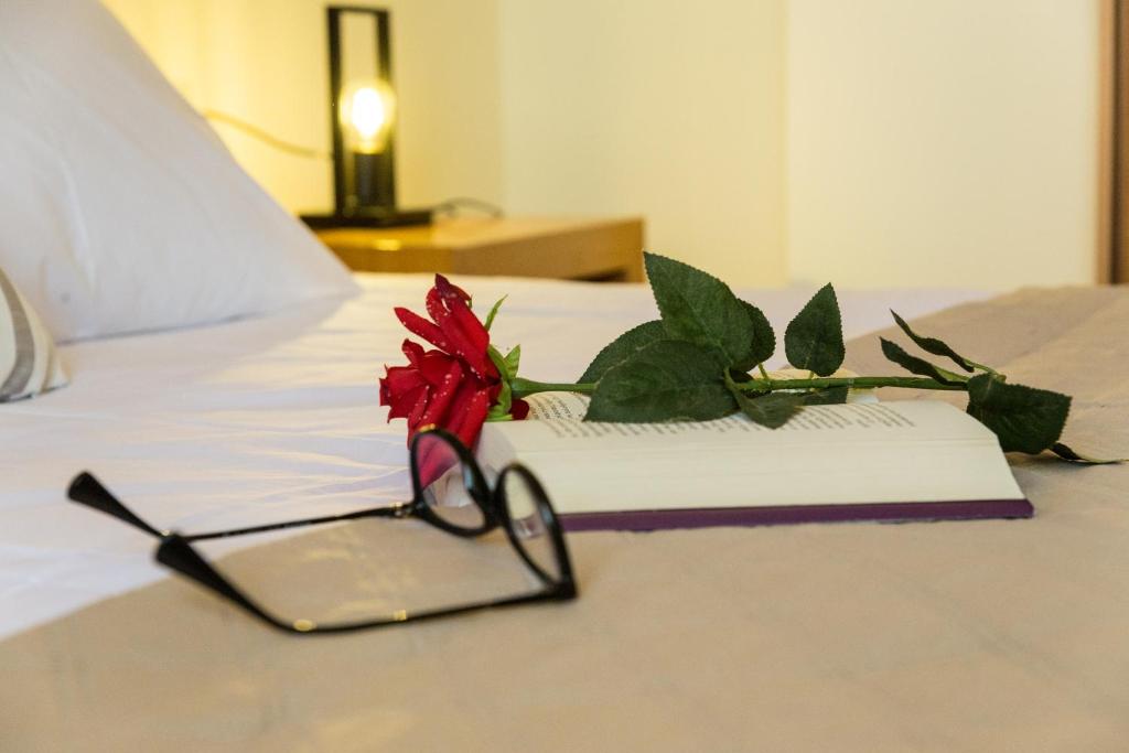 Postel nebo postele na pokoji v ubytování Irene Suite Chania