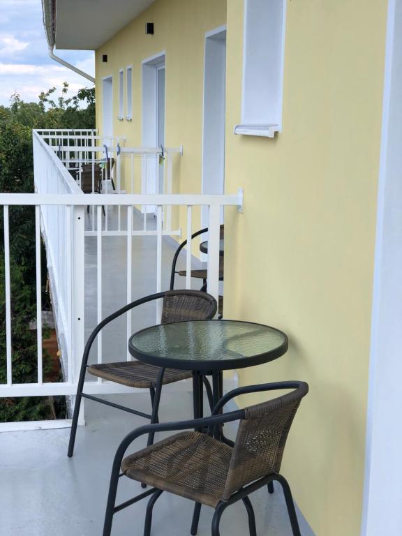 - stół i 2 krzesła na balkonie w obiekcie Holiday Centrum w mieście Žatec