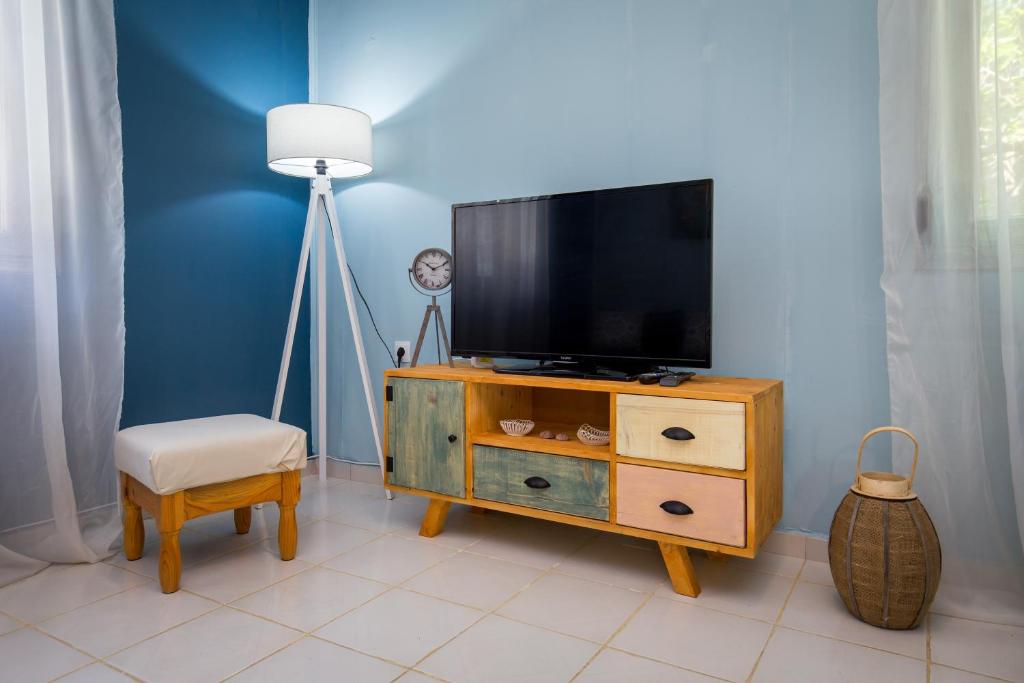 TV a/nebo společenská místnost v ubytování Olive Cottage