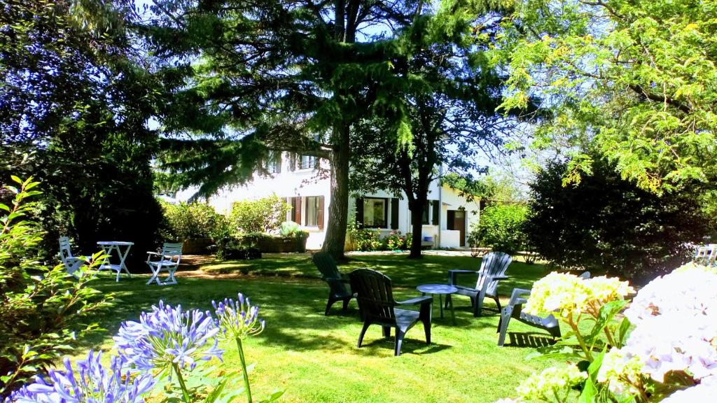 a yard with chairs and a table in the grass at Kermaner in Tréveneuc